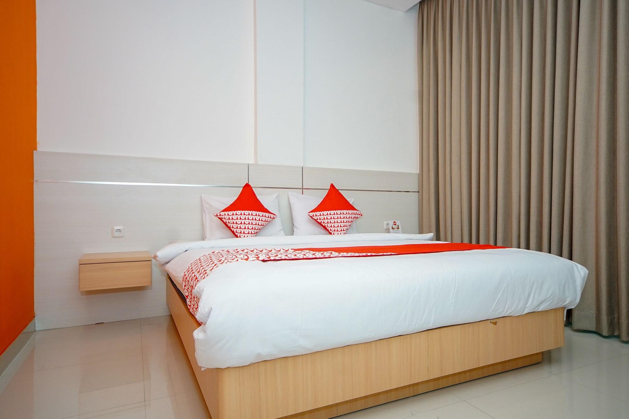 Vaccinated Staff - OYO 344 KR Hotel Palembang Exterior foto