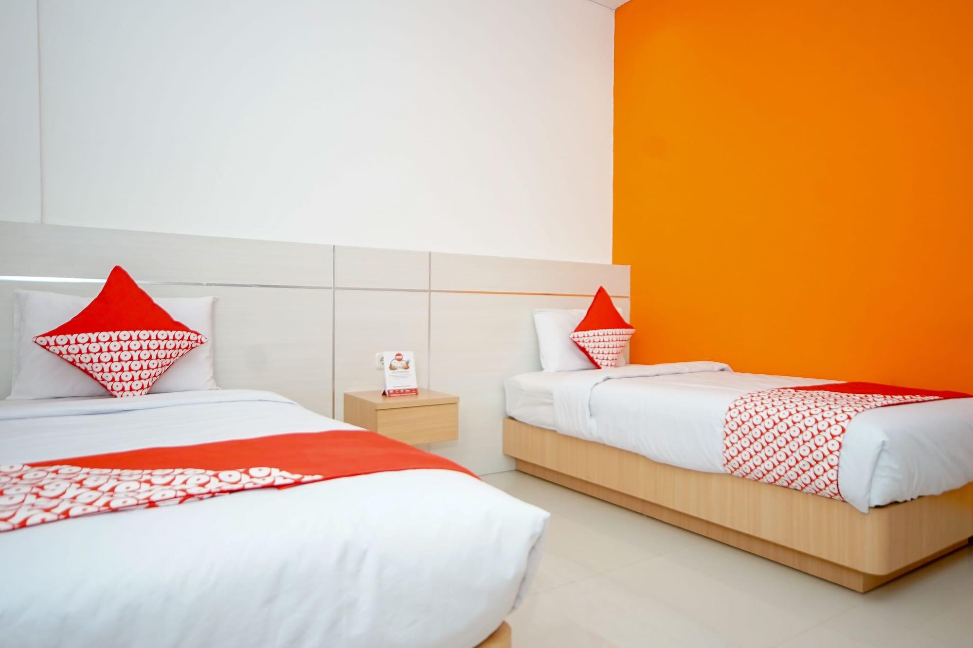 Vaccinated Staff - OYO 344 KR Hotel Palembang Exterior foto
