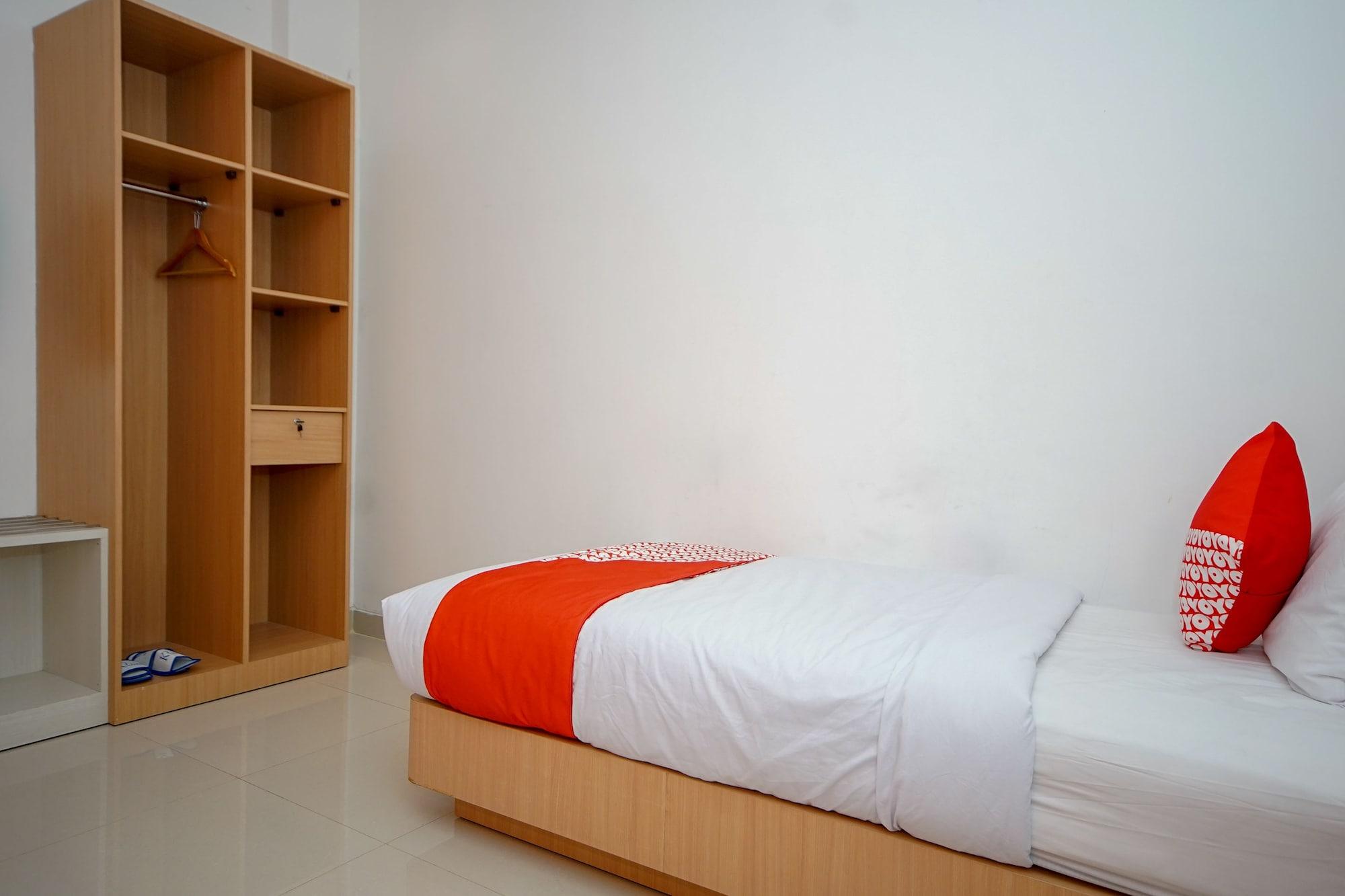 Vaccinated Staff - OYO 344 KR Hotel Palembang Exterior foto