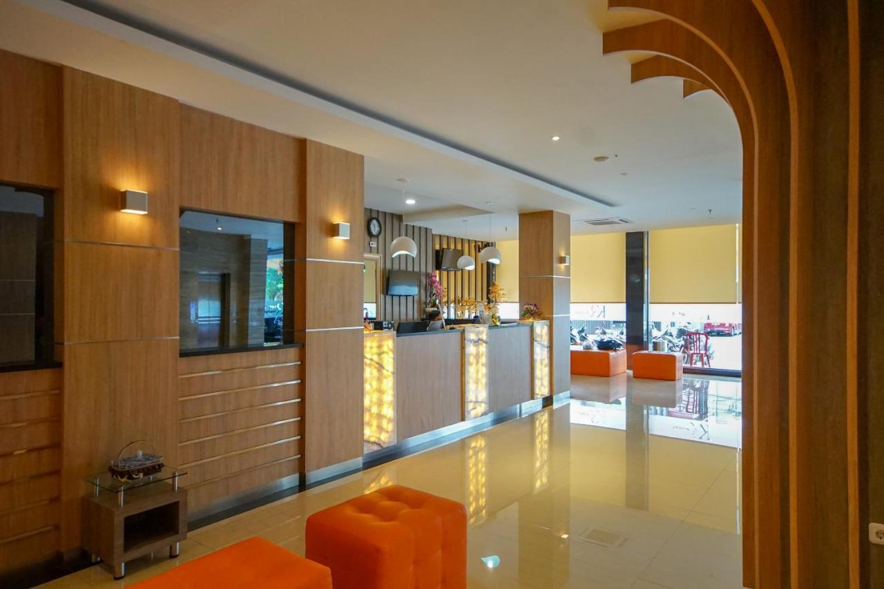 Vaccinated Staff - OYO 344 KR Hotel Palembang Exterior foto