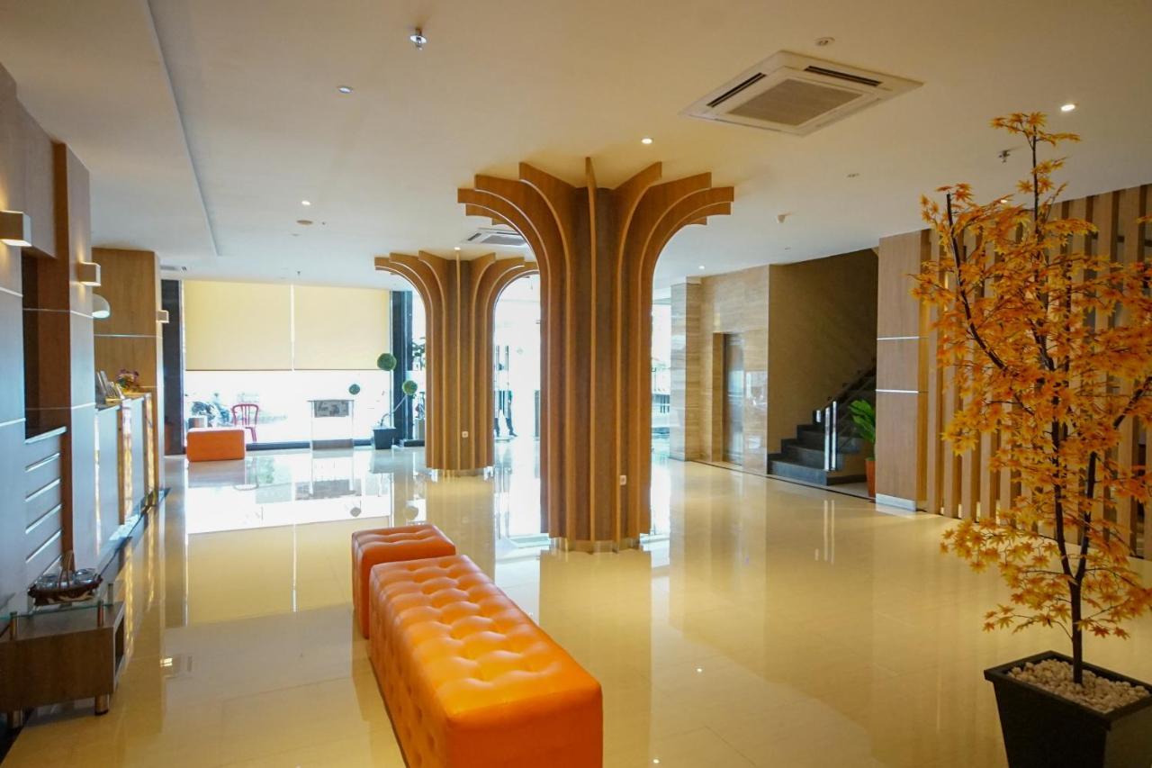 Vaccinated Staff - OYO 344 KR Hotel Palembang Exterior foto