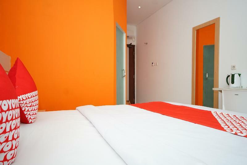 Vaccinated Staff - OYO 344 KR Hotel Palembang Exterior foto