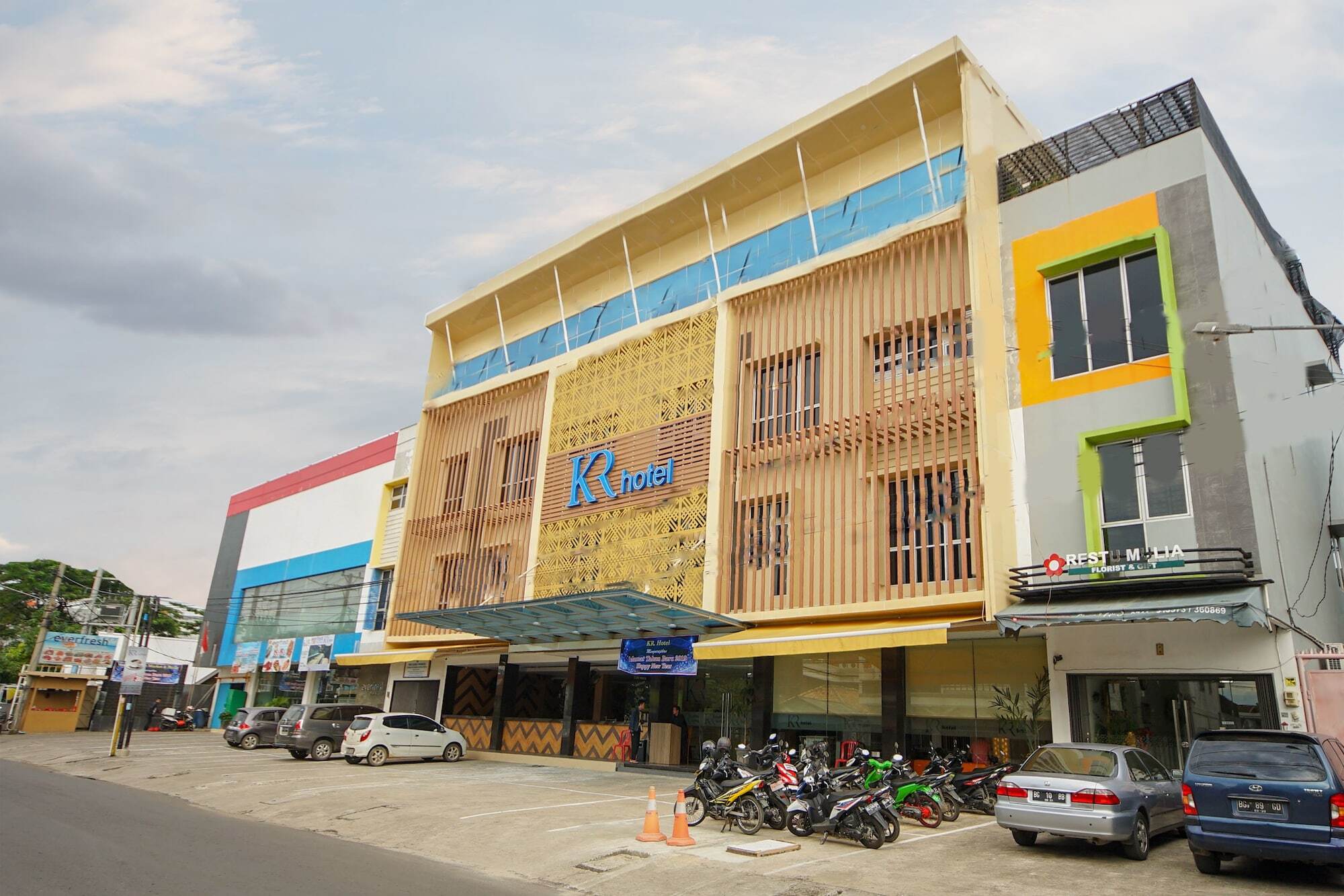 Vaccinated Staff - OYO 344 KR Hotel Palembang Exterior foto